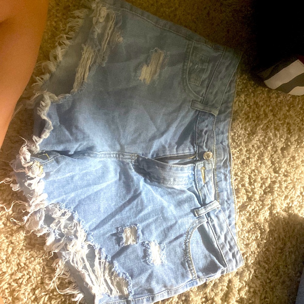im selling a pair of jean shorts:)